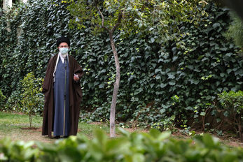 رهبر انقلاب: گرانی و مشکل معیشتی مردم راه‌حل دارد،به مسئولان تذکر دادیم