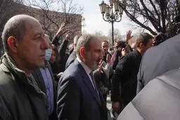 پاشینیان در جمع هواداران: قصد ترک ارمنستان را ندارم