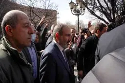 پاشینیان در جمع هواداران: قصد ترک ارمنستان را ندارم