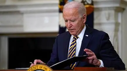 بایدن قانون ترامپ برای ممنوعیت ورود دارندگان گرین کارت را لغو کرد