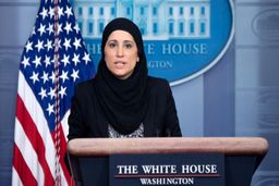 زن محجبه‌ای که در جلسات مطبوعاتی کاخ سفید ظاهر شد، کیست؟