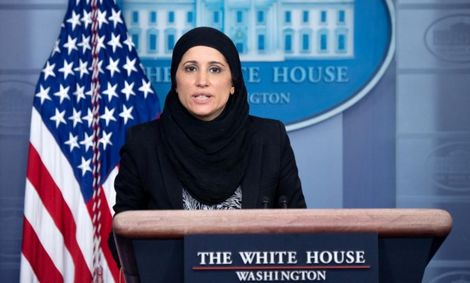 زن محجبه‌ای که در جلسات مطبوعاتی کاخ سفید ظاهر شد، کیست؟