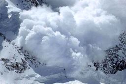 خطر سقوط بهمن و ریزش سنگ در جاده چالوس