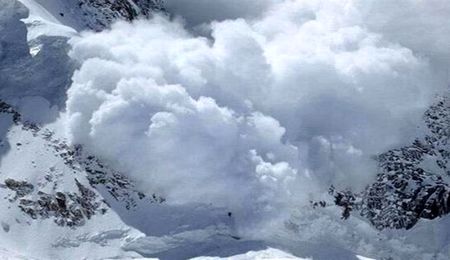 خطر سقوط بهمن و ریزش سنگ در جاده چالوس