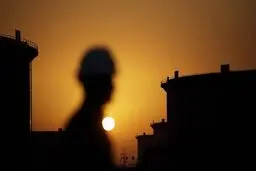 سقوط قیمت نفت پس از بازگشایی کانال سوئز
