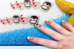 شلاق مادران لاکچری بر روان کودکان؛ کاشت ناخن برای بچه‌ها هم مد شد! + تصاویر