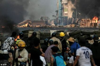 معترضان میانماری همچنان در خیابان همزمان با تشدید فشارهای بین المللی بر زنرال های کودتاچی