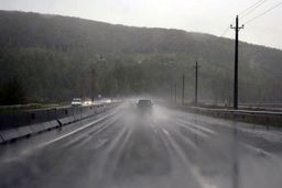 “بارش باران و وزش باد” اکثر جاده‌های کشور را فرا می‌گیرد