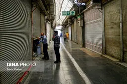 کاسبی با کرکره نیمه‌باز