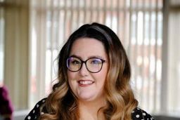 بیماری نادر دختر انگلیسی که هنگام خندیدن می خوابد!