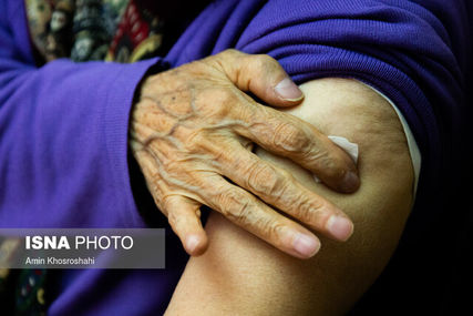 سالمندانی که واکسن زده‌اند، همچنان ماسک بزنند