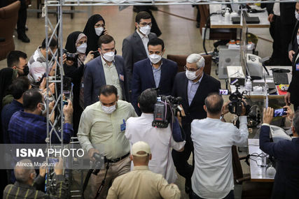 انتقاد عرف از حضور همراهان یکی از داوطلبان در وزارت کشور