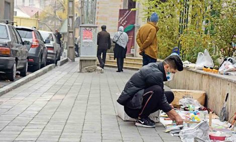 دستفروشان زیر دست و پا