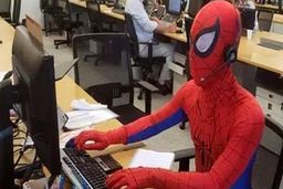 مرد عنکبوتی کارمند بانک شد + تصاویر