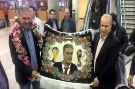 کی روش، هدیه را در فرودگاه باز هدیه داد!