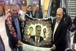 کی روش، هدیه را در فرودگاه باز هدیه داد!