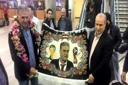 کی روش، هدیه را در فرودگاه باز هدیه داد!