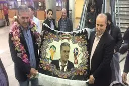کی روش، هدیه را در فرودگاه باز هدیه داد!