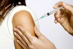 پزشکان و دریافت کنندگان درباره واکسن کرونا چه می گویند؟