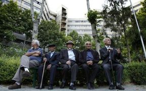 اعتراضات بازنشستگان، از غم نان تا نگرانیها از در خطر بودن منافعشان