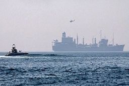 تلاش برای نجات شناور خارک بی‌نتیجه ماند/کشتی نظامی ایران غرق شد