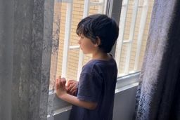 سنگینی سقف چهاردیواری‌ها بر سر کودکان!