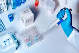 آیا افراد واکسینه شده در صورت داشتن علائم باید آزمایش کرونا بدهند؟