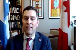 عذرخواهی نماینده کانادایی از ادرار مقابل دوربین حین جلسه مجازی