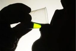 “متادون” بالاترین آمار مسمومیتهای دارویی و مرگ ناشی از مخدرها در سال ۹۹/ مرگ روزانه ۱۳ ایرانی بر اثر مصرف مواد مخدر!