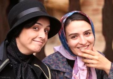 ترانه علیدوستی کنار گلاره عباسی در یک مراسم افتتاحیه