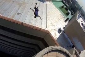 دزدی پسر پارکورکار از خانه‌ها به سبک مرد عنکبوتی