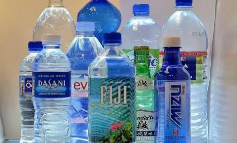 پای آب آشامیدنی قاچاق به کشور باز شد/ استفاده از آب معدنی خارجی برای مهمانی‌های لوکس!