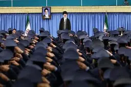عکس دیدار فرماندهان وکارکنان نیروی هوایی ارتش با فرمانده کل قوا