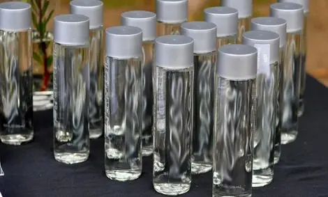 هر بطری آب ۱۰۰ تا ۵۰۰ هزار تومان! / آب معدنی‌های خارجی در فروشگاه‌ها