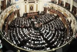 موافقت نهایی پارلمان مصر با قانون اخراج کارمندان اخوانی از ادارات دولتی