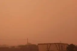 آسمان شرق کرمان قرمز شد/ خیز ریزگردها در بم