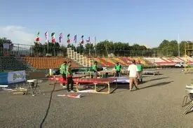 آماده‌سازی سکوی قهرمانی پرسپولیس/ هواداران مقابل در ورزشگاه