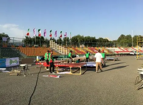 آماده‌سازی سکوی قهرمانی پرسپولیس/ هواداران مقابل در ورزشگاه