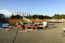 آماده‌سازی سکوی قهرمانی پرسپولیس/ هواداران مقابل در ورزشگاه