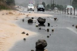 ریزش کوه در محور هراز/ محبوس شدن مسافران در تونل دوم هراز