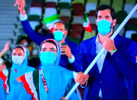 رژه کاروان ایران در افتتاحیه المپیک توکیو با لباس رسمی