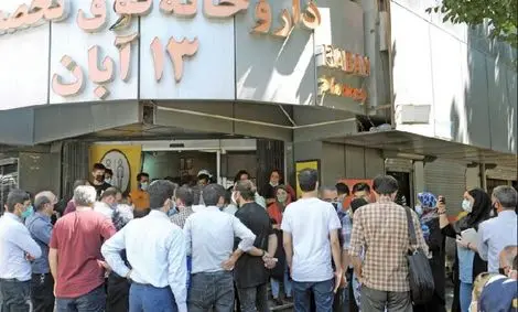 دلیل صف‌های طولانی در داروخانه‌های بزرگ تهران/ داروی ۸۰۰ هزار تومانی بالای ۱۵ میلیون تومان ‌فروخته می‌شود