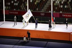 پایان توکیو ۲۰۲۰/ پرچم المپیک به شهردار پاریس سپرده شد