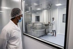 انتشار تصاویری از خط تولید واکسن برکت خبرساز شد / تولید واکسن با دمپایی!