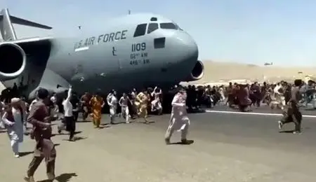 کشف بقایای جسد یک افغانستانی لای چرخ هواپیمای آمریکایی