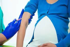 مادرانی که ۲۸ هفته و بیشتر باردار هستند در اولویت واکسیناسیون کرونا