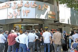 جستجوی “جان” در جولانگاه کرونا؛ صفِ دارو، حق مردم نیست