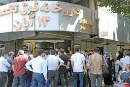 جستجوی “جان” در جولانگاه کرونا؛ صفِ دارو، حق مردم نیست