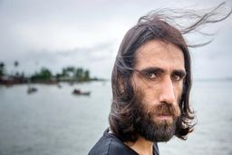 رمان نویسنده ایرانی زندانی در جزیره مانوس به فارسی ترجمه می‌شود