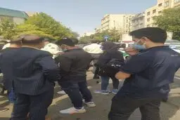حضور دوباره هواداران استقلال مقابل ساختمان این باشگاه